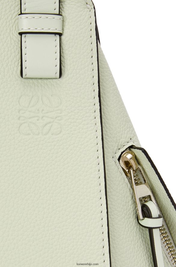Loewe Жене мала торба за висећу мрежу од мекане телеће коже светли селадон HJTY370