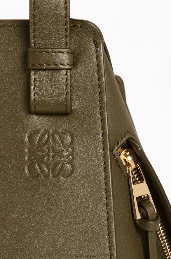 Loewe Жене висећа компактна торба од класичне телеће коже тамно каки зелена HJTY372