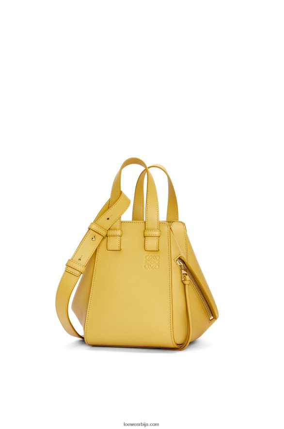 Loewe Жене висећа компактна торба од класичне телеће коже светло окер HJTY373