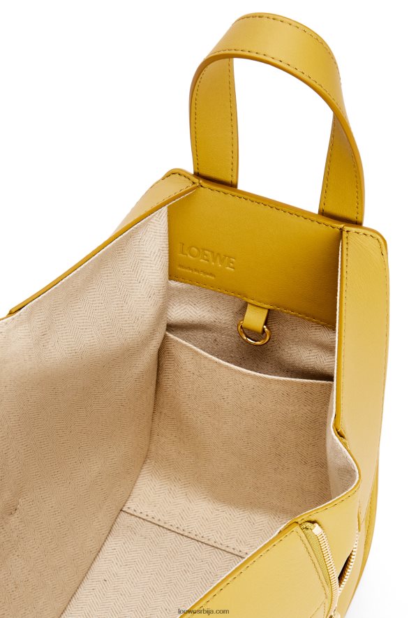 Loewe Жене висећа компактна торба од класичне телеће коже светло окер HJTY373