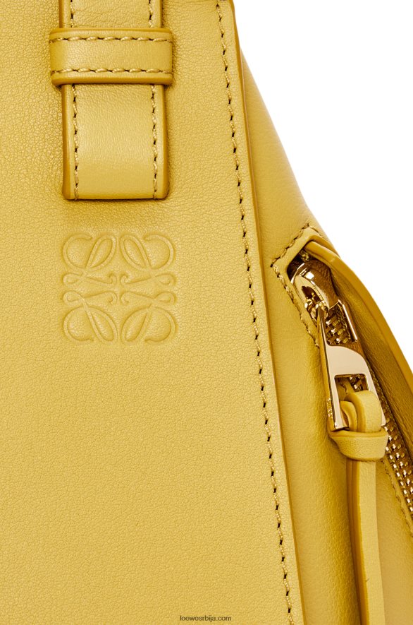 Loewe Жене висећа компактна торба од класичне телеће коже светло окер HJTY373