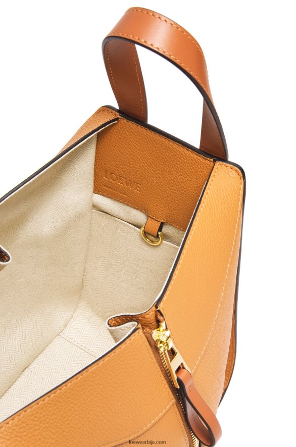 Loewe Жене компактна торба за висећу мрежу од мекане телеће коже лагана карамела HJTY407