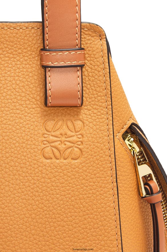 Loewe Жене компактна торба за висећу мрежу од мекане телеће коже лагана карамела HJTY407