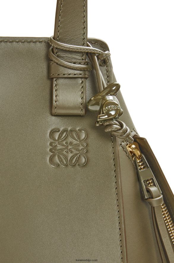 Loewe Жене компактна висећа мрежа од сатенске телеће коже глазура од чајне прашине HJTY431