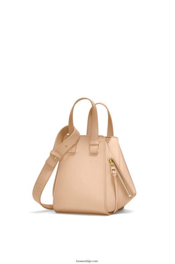 Loewe Жене хаммоцк компактна торба од сатенске телеће коже нуде HJTY432