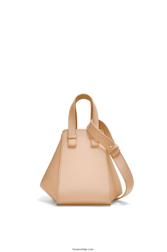 Loewe Жене хаммоцк компактна торба од сатенске телеће коже нуде HJTY432