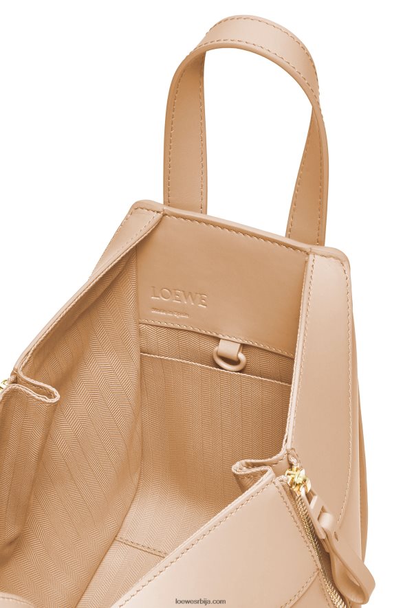 Loewe Жене хаммоцк компактна торба од сатенске телеће коже нуде HJTY432