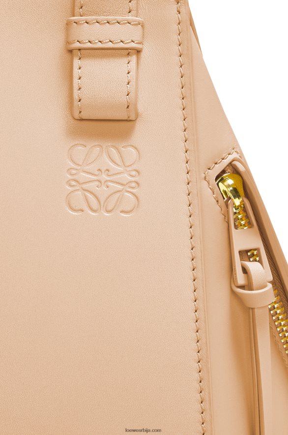 Loewe Жене хаммоцк компактна торба од сатенске телеће коже нуде HJTY432