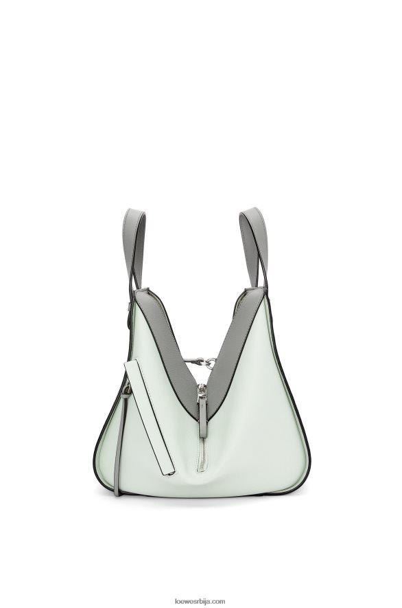 Loewe Жене мала торба за висећу мрежу од класичне телеће коже пепељасто сиви/светли селадон HJTY433