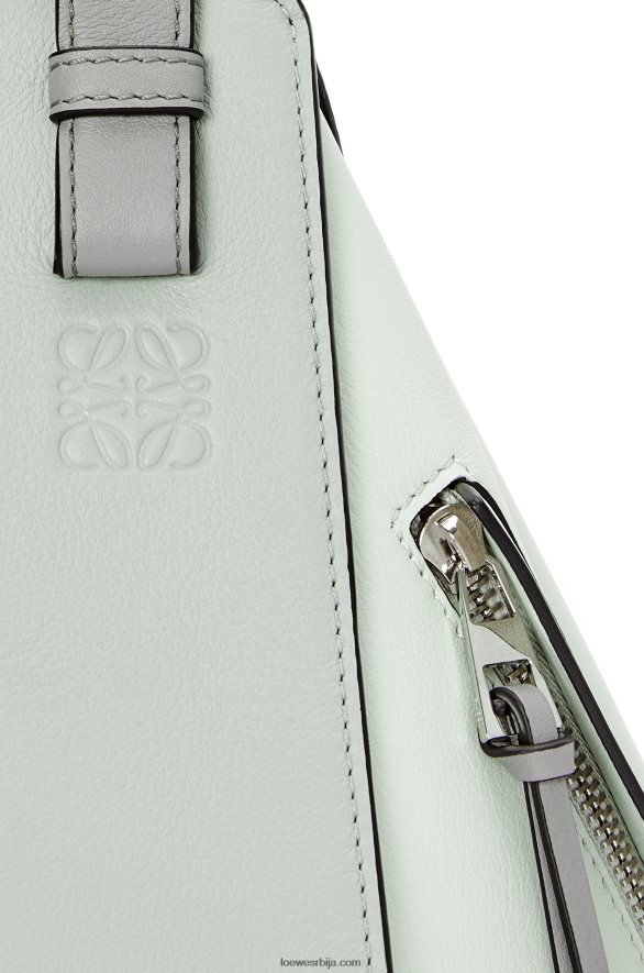 Loewe Жене мала торба за висећу мрежу од класичне телеће коже пепељасто сиви/светли селадон HJTY433
