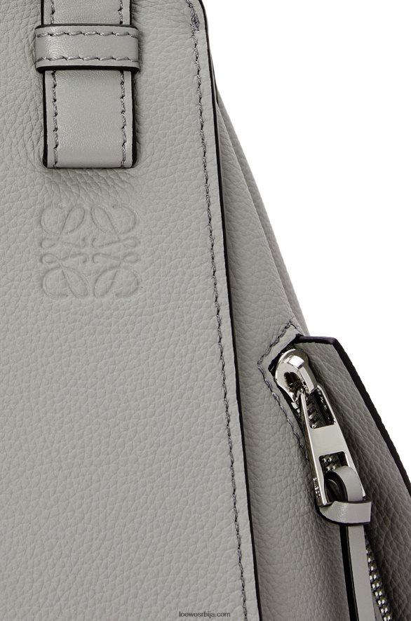 Loewe Жене мала торба за висећу мрежу од мекане телеће коже бисерно сива HJTY434