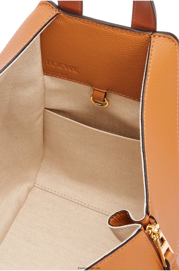 Loewe Жене мала торба за висећу мрежу од мекане телеће коже лагана карамела HJTY439
