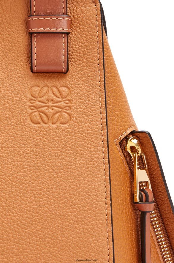 Loewe Жене мала торба за висећу мрежу од мекане телеће коже лагана карамела HJTY439