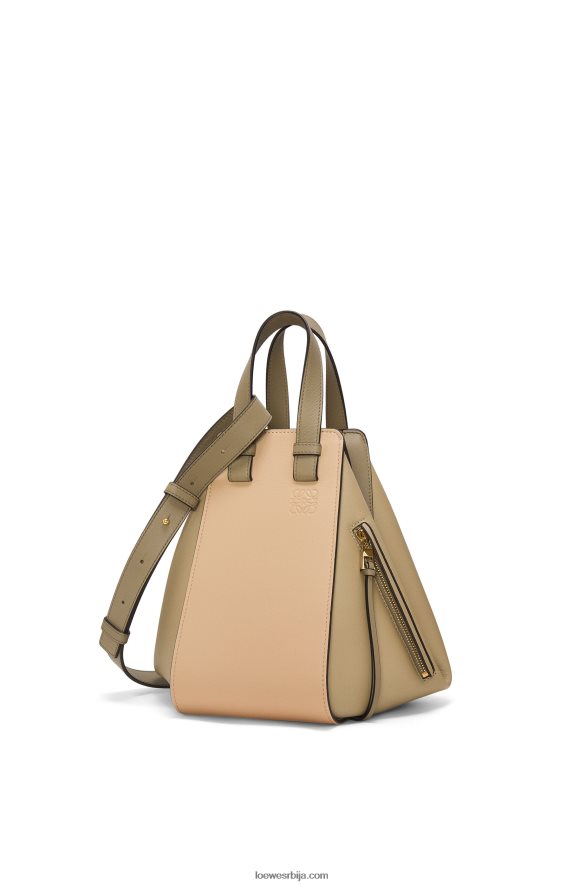 Loewe Жене мала торба за висећу мрежу од класичне телеће коже глинено зелена/прашна беж HJTY440