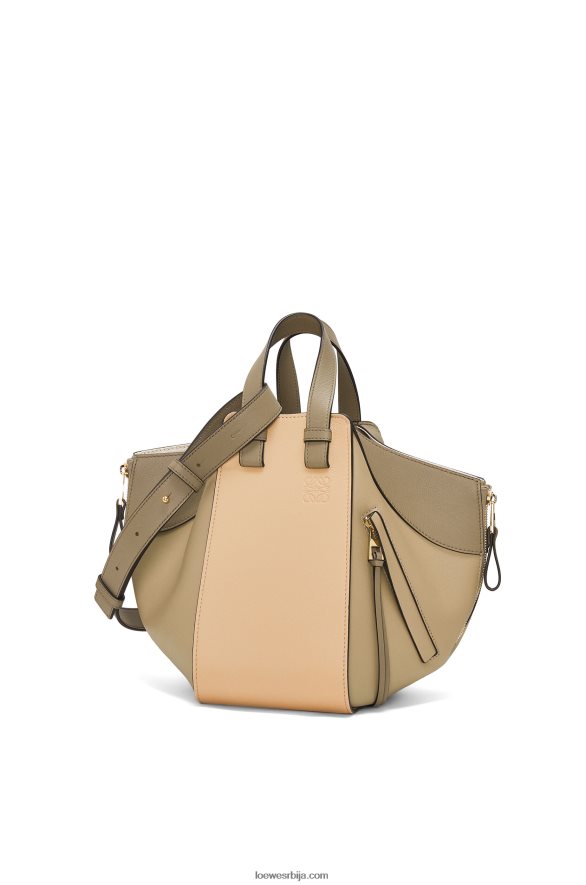 Loewe Жене мала торба за висећу мрежу од класичне телеће коже глинено зелена/прашна беж HJTY440