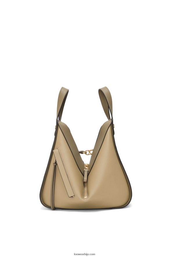 Loewe Жене мала торба за висећу мрежу од класичне телеће коже глинено зелена/прашна беж HJTY440