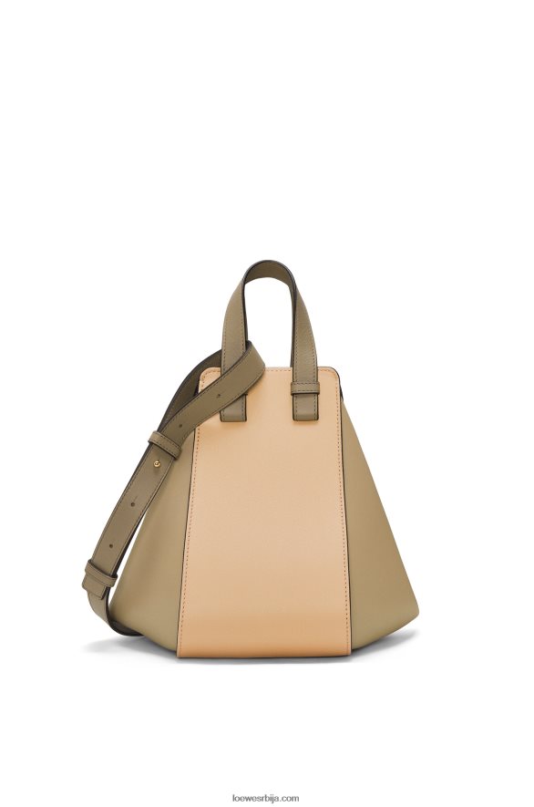 Loewe Жене мала торба за висећу мрежу од класичне телеће коже глинено зелена/прашна беж HJTY440