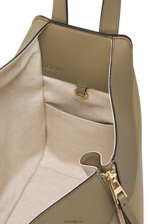 Loewe Жене мала торба за висећу мрежу од класичне телеће коже глинено зелена/прашна беж HJTY440