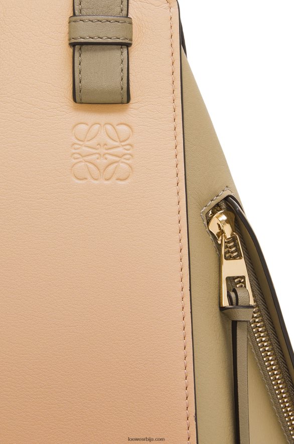 Loewe Жене мала торба за висећу мрежу од класичне телеће коже глинено зелена/прашна беж HJTY440