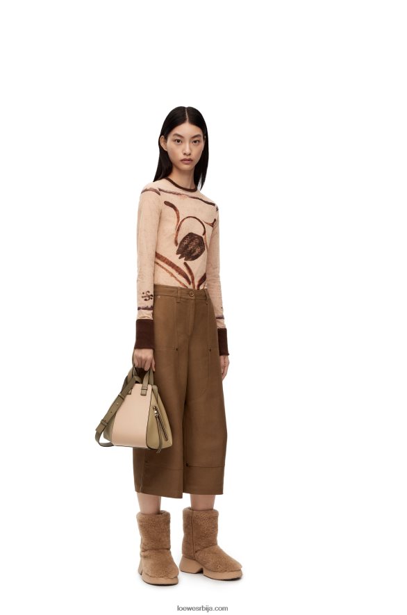 Loewe Жене мала торба за висећу мрежу од класичне телеће коже глинено зелена/прашна беж HJTY440
