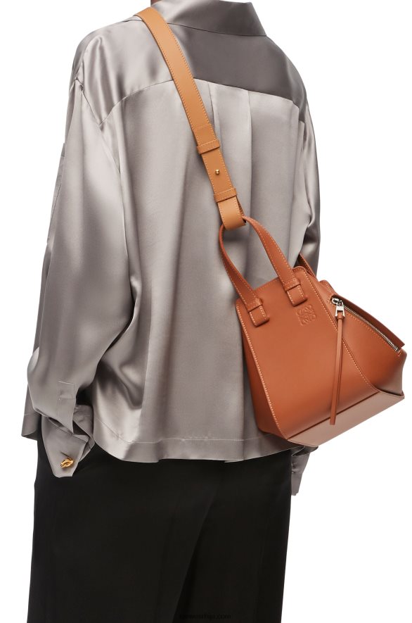Loewe Жене мала торба за висећу мрежу од класичне телеће коже тан HJTY469