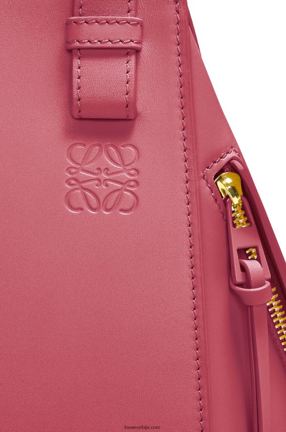Loewe Жене хаммоцк компактна торба од сатенске телеће коже плумросе HJTY488