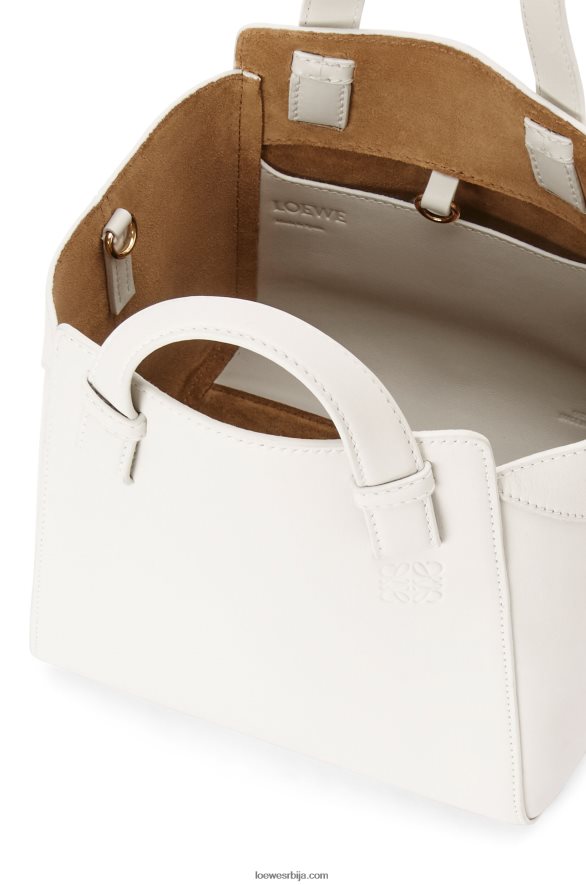 Loewe Жене хаммоцк нуггет торба од напа телеће коже мека бела HJTY499