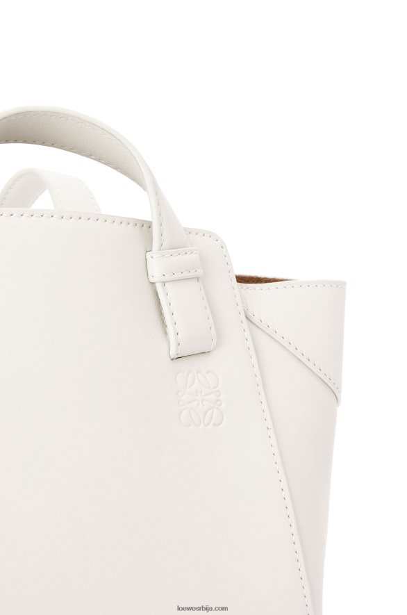 Loewe Жене хаммоцк нуггет торба од напа телеће коже мека бела HJTY499