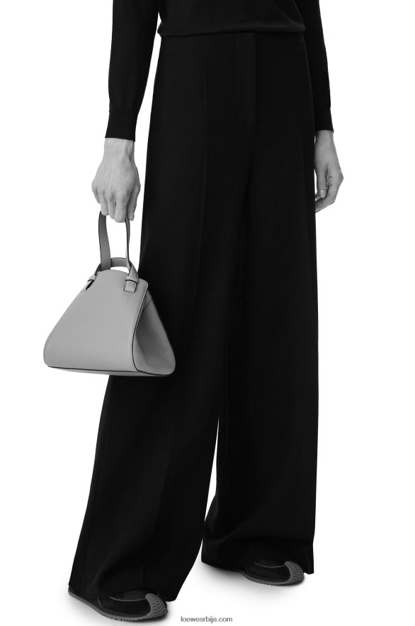 Loewe Жене висећа торба за грумен од мекане телеће коже ловор зелено HJTY500