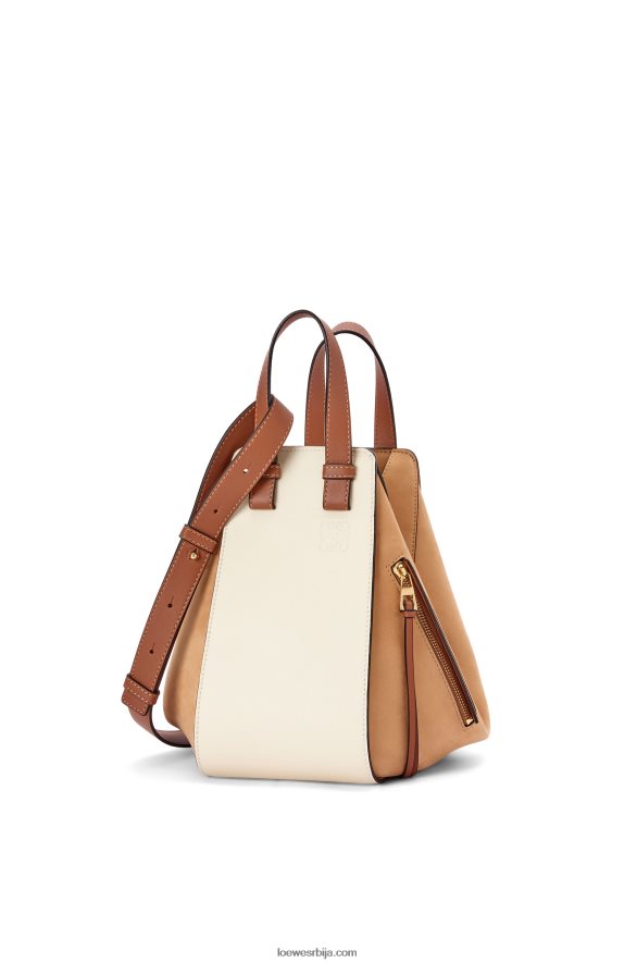 Loewe Жене мала торба за висећу мрежу од класичне телеће коже и семиша млеко/топла пустиња HJTY506
