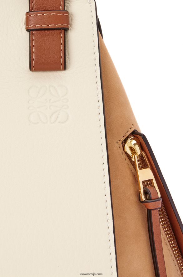 Loewe Жене мала торба за висећу мрежу од класичне телеће коже и семиша млеко/топла пустиња HJTY506