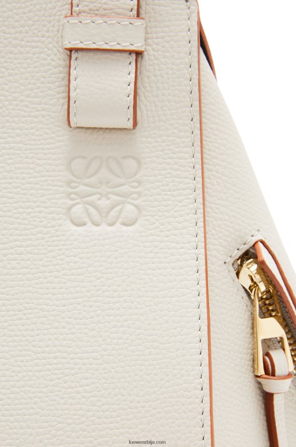 Loewe Жене мала торба за висећу мрежу од телеће коже шљунчаног зрна светлосни дух HJTY515