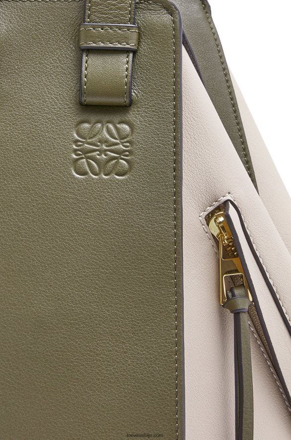 Loewe Жене мала торба за висећу мрежу од класичне телеће коже јесен зелена/светла зоб HJTY525