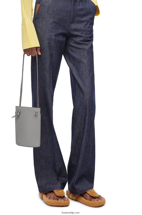 Loewe Жене џеп за коцкице од класичне телеће коже бисерно сива HJTY572
