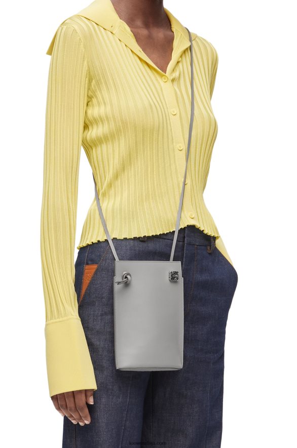 Loewe Жене џеп за коцкице од класичне телеће коже бисерно сива HJTY572