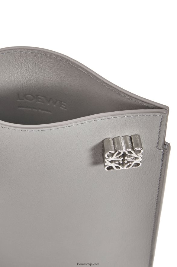 Loewe Жене џеп за коцкице од класичне телеће коже бисерно сива HJTY572
