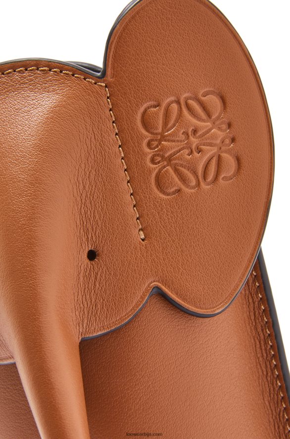 Loewe Жене џеп од слона од класичне телеће коже тан HJTY596