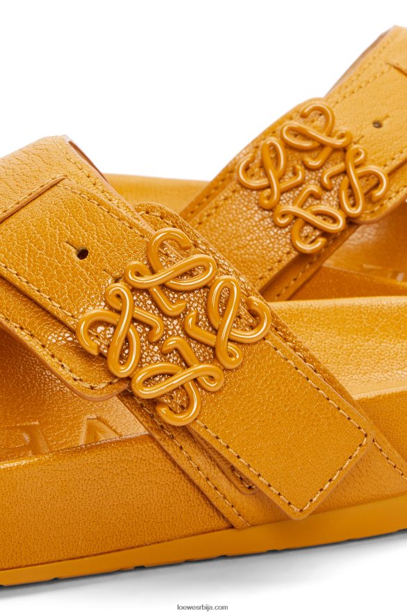 Loewe Жене лаке сандале од козје коже окер HJTY723