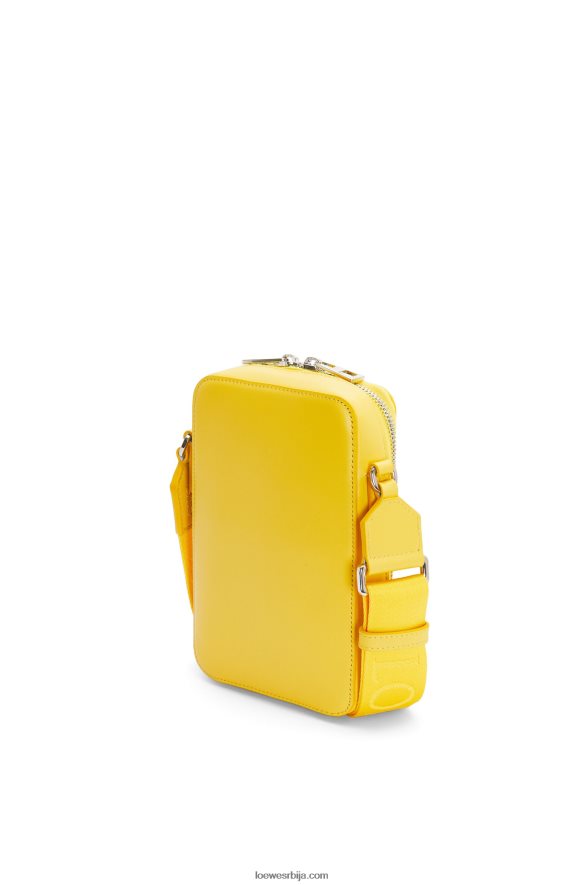 Loewe мушкарци вертикални џеп преко тела од сатенске телеће коже жута HJTY614