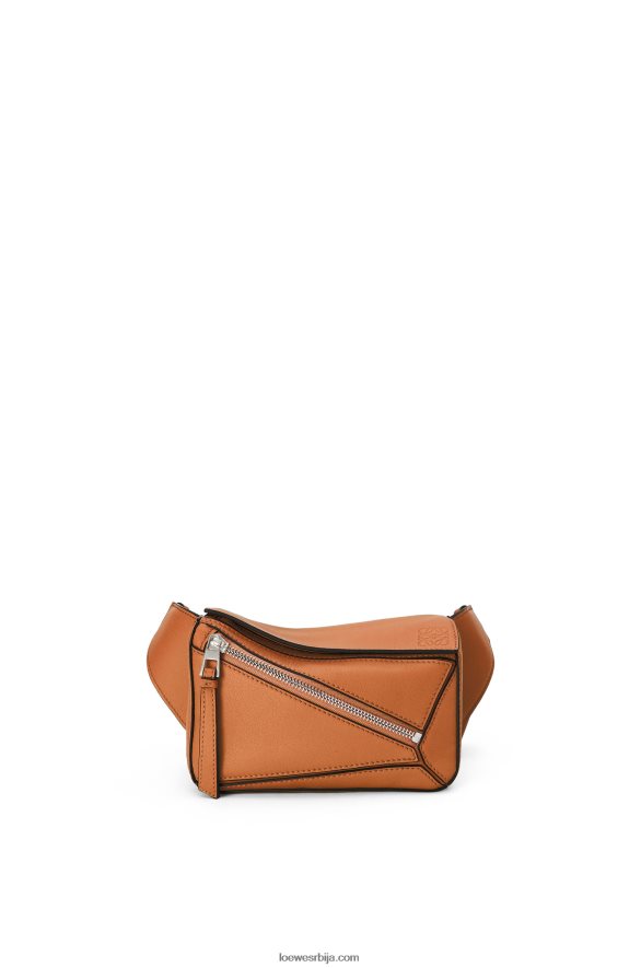 Loewe мушкарци мини пуззле бумбаг од класичне телеће коже тан HJTY278