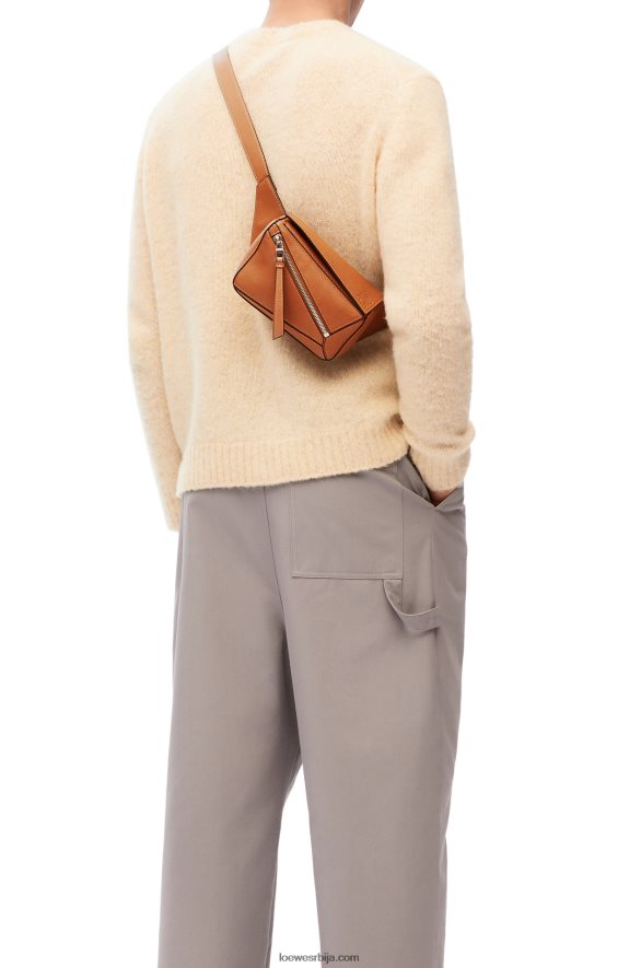 Loewe мушкарци мини пуззле бумбаг од класичне телеће коже тан HJTY278