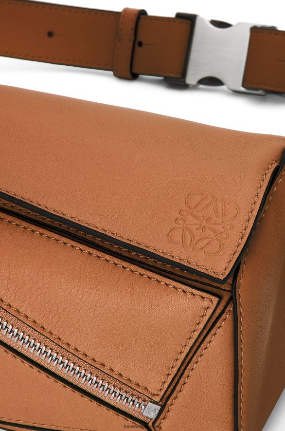 Loewe мушкарци мини пуззле бумбаг од класичне телеће коже тан HJTY278