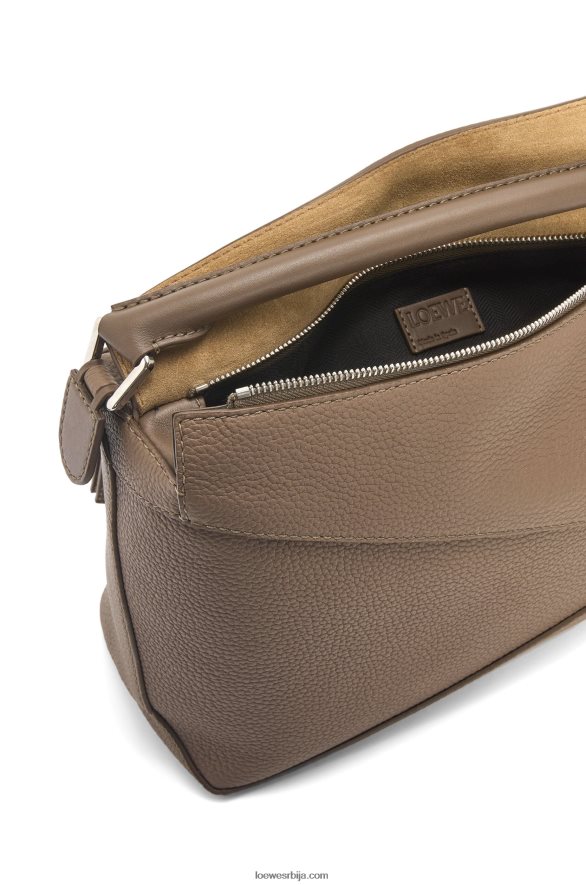 Loewe мушкарци торба за ивицу слагалице од зрнасте телеће коже тундра HJTY541