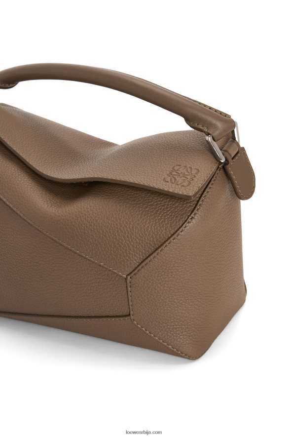 Loewe мушкарци торба за ивицу слагалице од зрнасте телеће коже тундра HJTY541