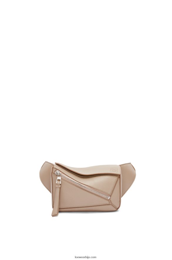 Loewe мушкарци мини пуззле бумбаг од класичне телеће коже песак HJTY548