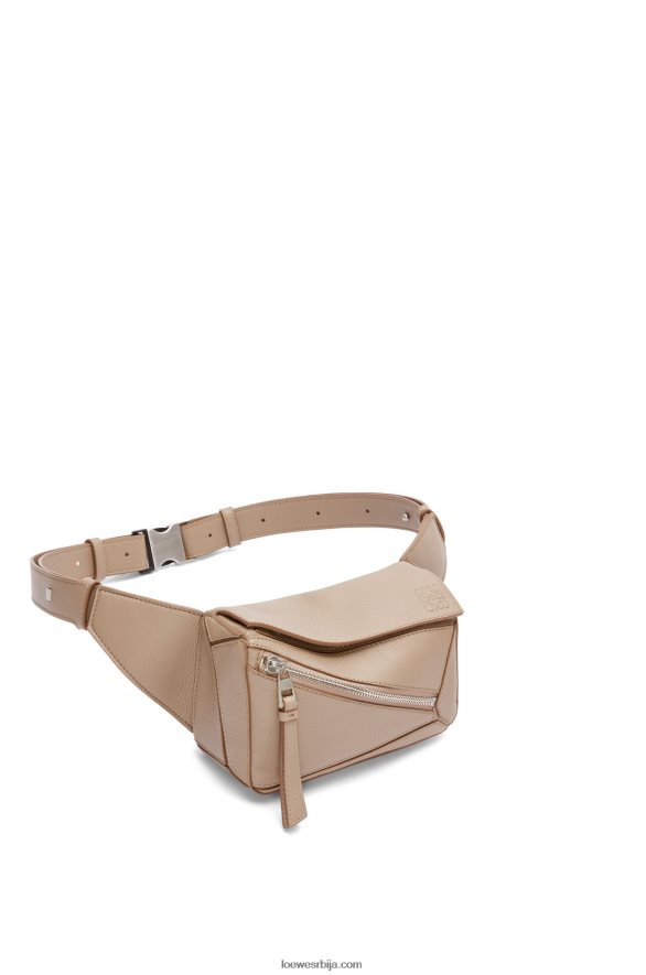 Loewe мушкарци мини пуззле бумбаг од класичне телеће коже песак HJTY548