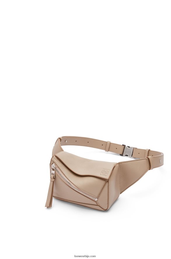 Loewe мушкарци мини пуззле бумбаг од класичне телеће коже песак HJTY548