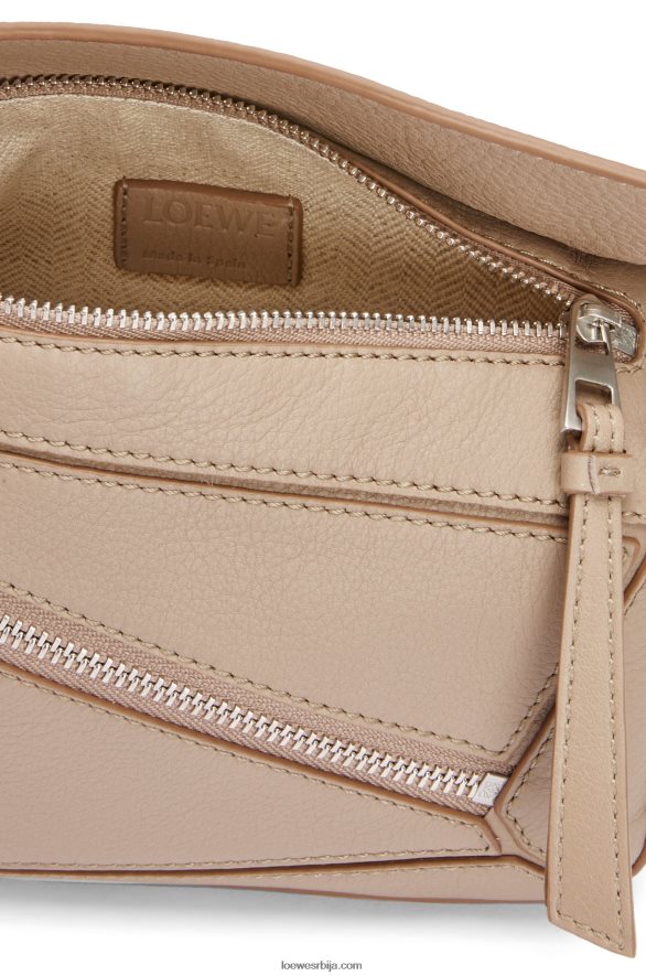 Loewe мушкарци мини пуззле бумбаг од класичне телеће коже песак HJTY548