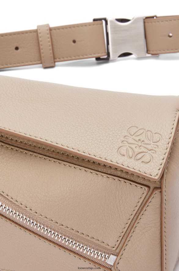 Loewe мушкарци мини пуззле бумбаг од класичне телеће коже песак HJTY548