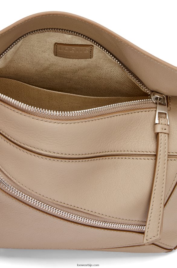 Loewe мушкарци мала слагалица од класичне телеће коже песак HJTY562